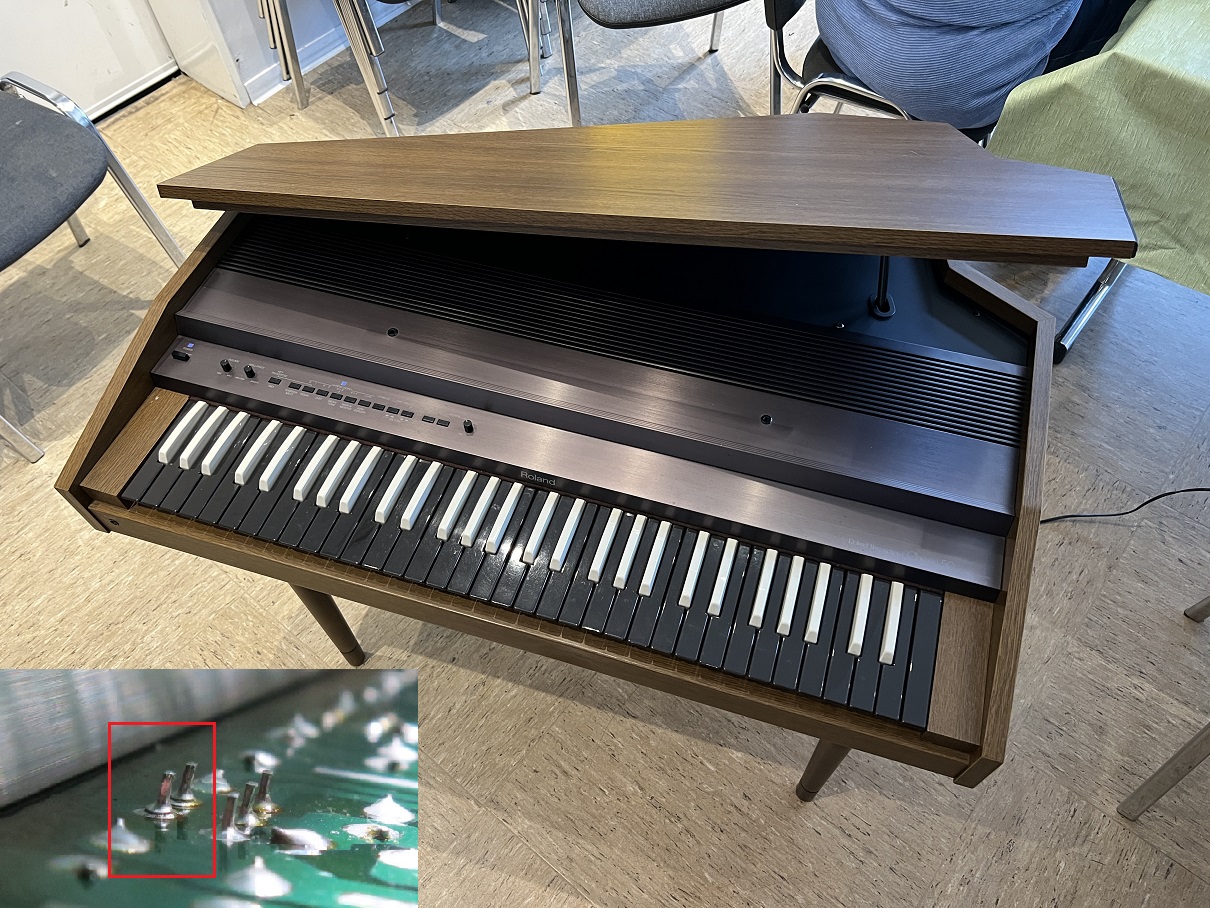 Roland C-50 Cembalo mit kalten Lötstellen an den Transistoren der Endstufe