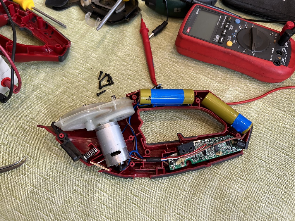 Elektrische Gartenschere mit defektem Akku